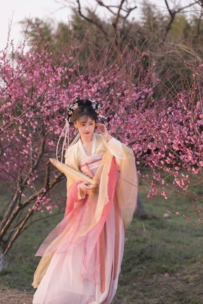 微博美女：杭州约拍 春暖花开出镜：岁岁草莓冰
