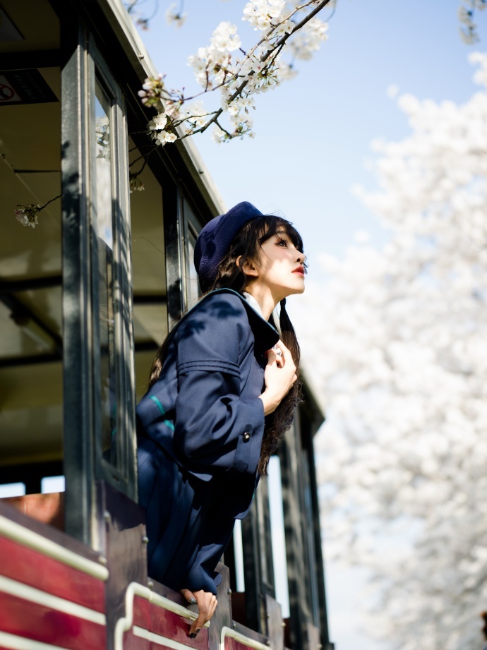 微博美女：嗑颜馆 - 在樱花绽放的时候，搭乘列车去见你 摄影：@七奈Nanako