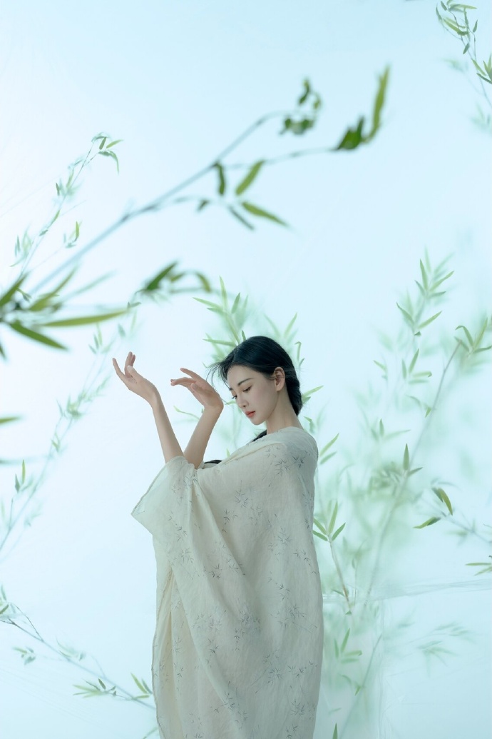 微博美女：美到你发慌的清冷新中式舞蹈写真 